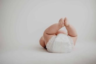 Paquet de couches Pampers économiques sur une étagère de supermarché
