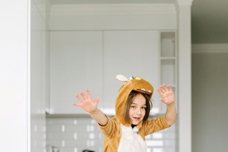 Enfant jouant sur une planche d'équilibre en intérieur