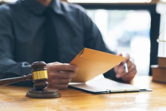 Gavel de juge symbolisant le droit et la justice en succession